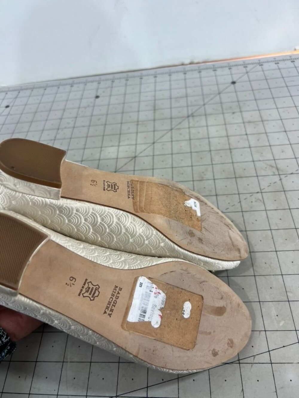 Badgley Mischka Ivory Satin Embellished Flats Peep Toe Sz. 6.5 Leather Sole ~ - Picture 7 of 7